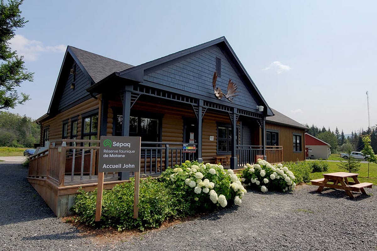 Boutique de vêtement et d’articles de chasse et pêche, permis sur place, appâts, glace, etc. Boutique Sépaq